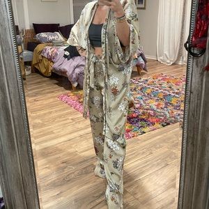 Two piece floral kimono suit pajama set.